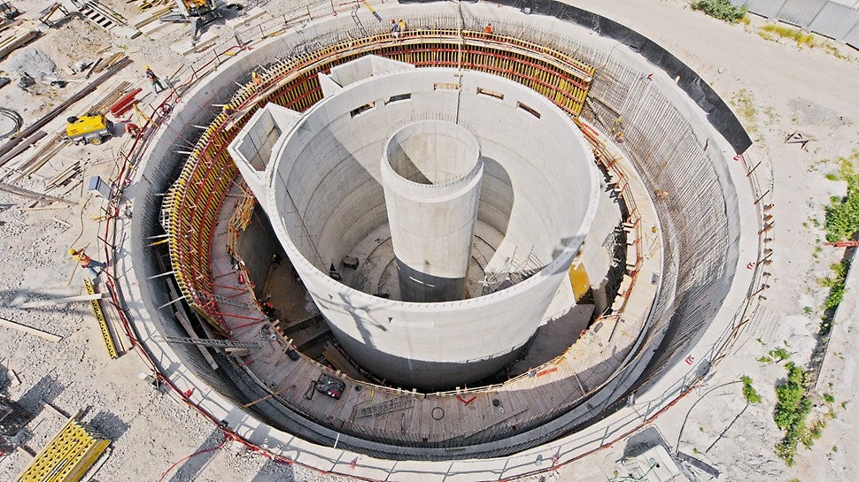 Retenční nádrž tvořená třemi válci s kruhovými stěnami různých poloměrů a výšek.