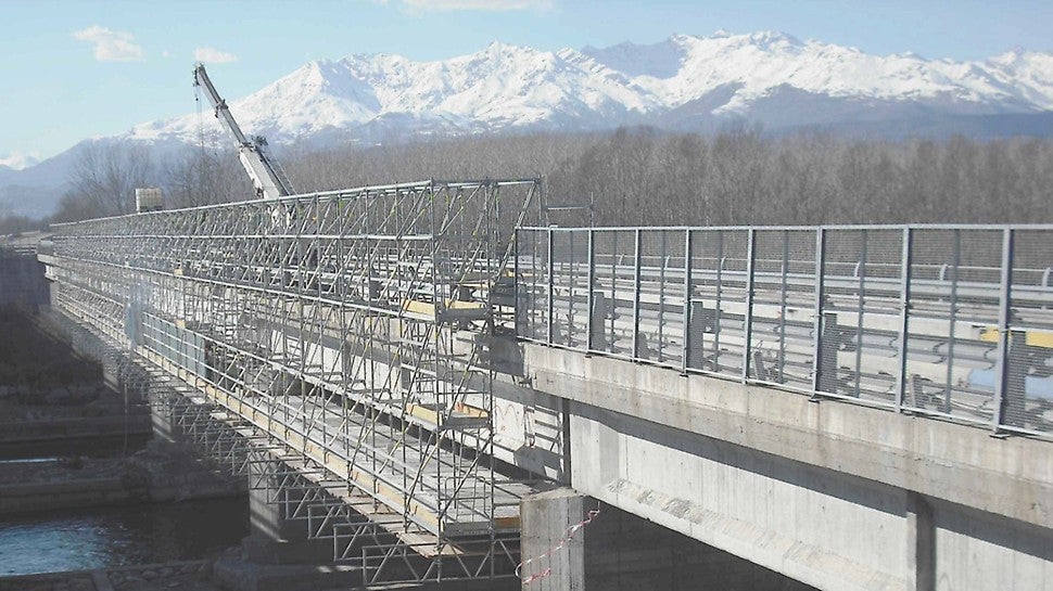 Nessun ingombro, massimo risultato con PERI UP per il risanamento delle travi del viadotto sul fiume Dora Baltea, lungo il raccordo autostradale A4/5