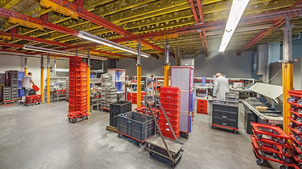 Für die Einhausung der von den Abbrucharbeiten abzuschottenden Kommissionierplätze fand der VARIOKIT Ingenieurbaukasten Verwendung, sodass die laufende Produktion und der Versand nicht beeinträchtigt wurden.