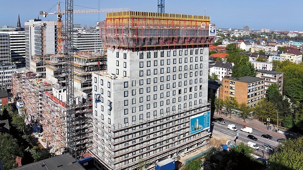 Die RCS Schalungsgerüsteinheiten klettern schienengeführt mit dem Kran nach oben.