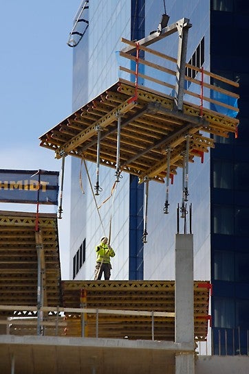 Lavaraketise küljes on kogu aeg piirded (k.a. järgmisele korrusele tõstmisel). Selle peamiseks põhjuseks on ohutus.