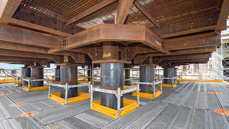 A nyílások és csőáttörések rendszer járótáblákkal, korlátokkal és láblemezekkel vannak körbeépítve. 