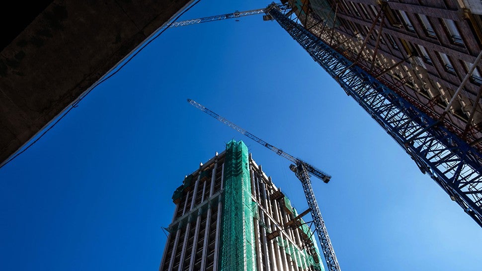 Устремлённые высь две жилые башни высотой 106 метров являются самым высоким жилым зданием в Новосибирске