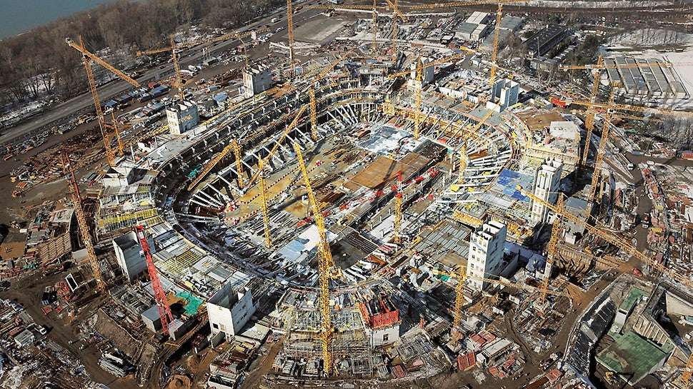 该项目具有复杂的建筑造型以及极高的质量要求，因此需要像派利公司一样经验丰富的施工团队和专业的技术支持。