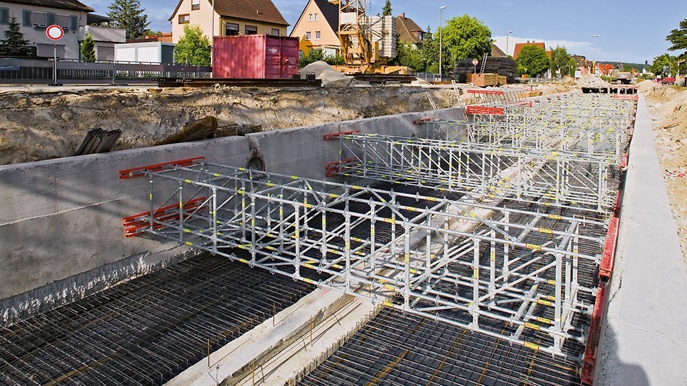 Um die Erddrucklasten auf die Kanalwände abzutragen, werden die Gerüste horizontal positioniert.