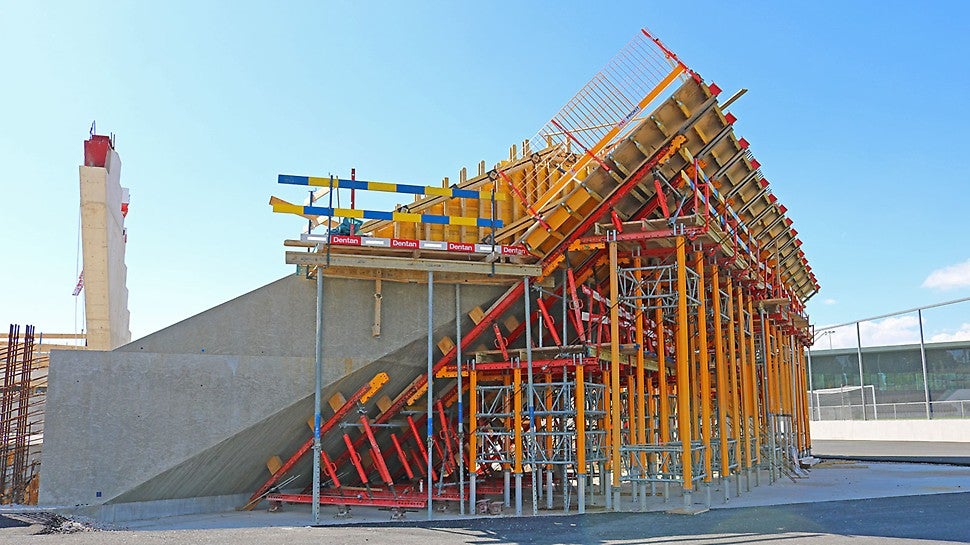 Le coffrage est en place. Dans la partie inférieure, l&#039;ossature sert maintenant de support au voile fini.<br/>L&#039;aspect du béton avec la structure des panneaux OSB est visible.