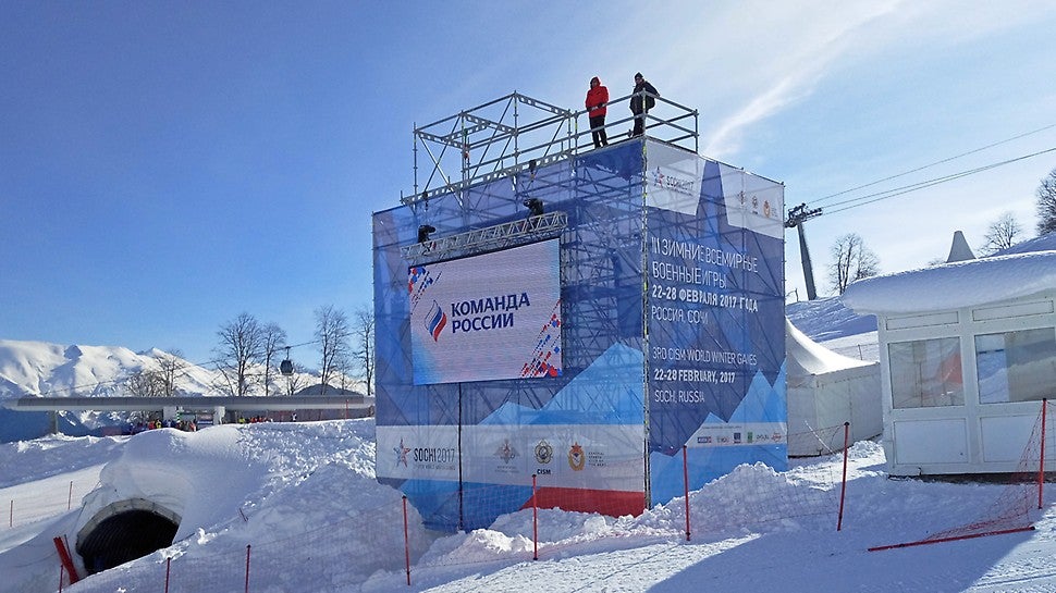 Внутри конструкции организована лестница, по которой можно подняться наверх для монтажа оборудования и съемки мероприятия с высоты. Открытая площадка ограждена перилами для обеспечения безопасности находящихся на ней людей.