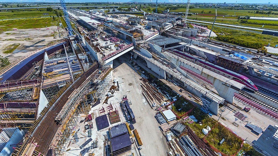 La nuova stazione progettata da Zaha Hadid si sviluppa su 20.000 m² e si presenta come una struttura a ponte in calcestruzzo, vetro e metallo le cui forme sinuose si ispirano alla corsa dei treni