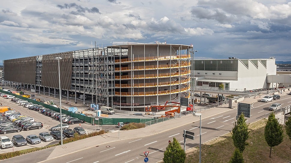 PROKIT diente als temporäre Absturzsicherung. Dadurch konnten die Beschichtungsarbeiten an den Auffahrtsrampen vorgezogen und die Bauzeit verkürzt werden.