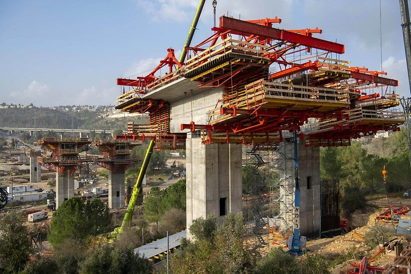 אורך היציקה הינו 5.3 מ&#039; בכל מקטע. מערכת הVBC מתקדמת באמצעות ציוד הידראולי מלא לכיוונון התבנית ושינועה.