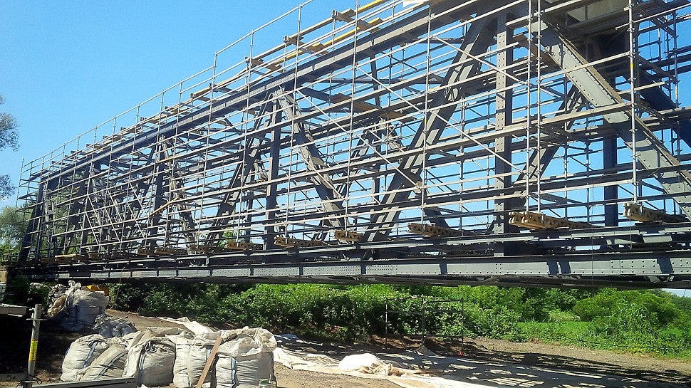 Soluția PERI pentru renovarea Pod CF km 3 + 724, CF 216, Ilia - Lugoj, la Dobra - Schelă modulară PERI UP Rosett pe suport de grinzi de cofraj GT 24 în consolă.