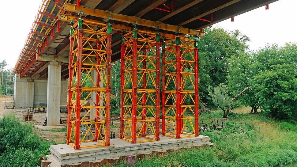Systemy PERI na budowie łącznika obwodnicy północnej w Kędzierzynie Koźlu. Obiekt mostowy przez rzekę Kłodnicę i Kanał Gliwicki.