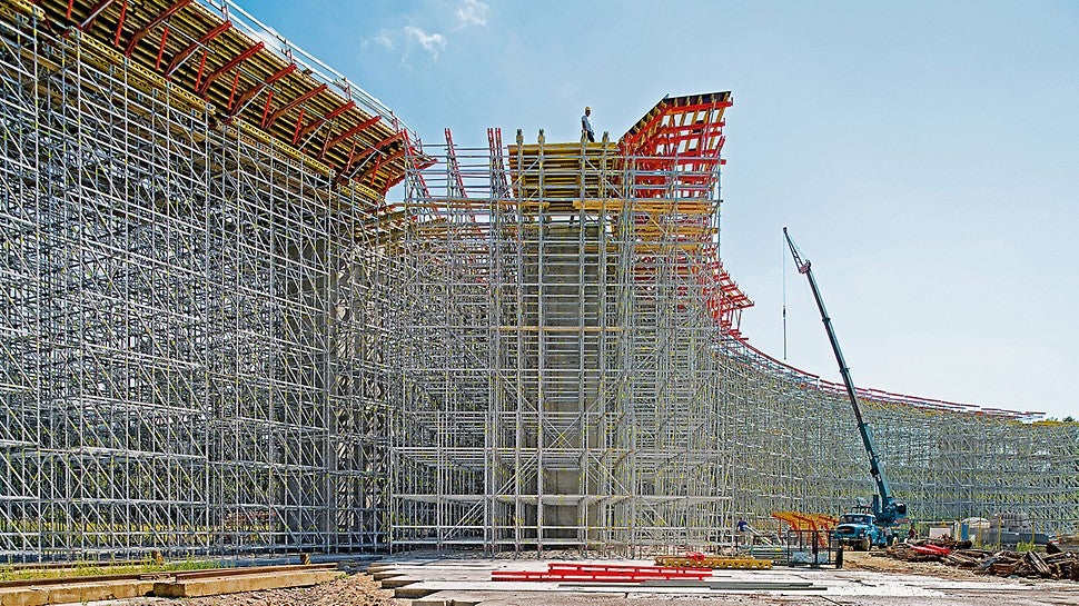 The PERI UP supporting structure could be optimally adapted to suit the geometry of the structure due to the modular assembly and metric grid dimensions.