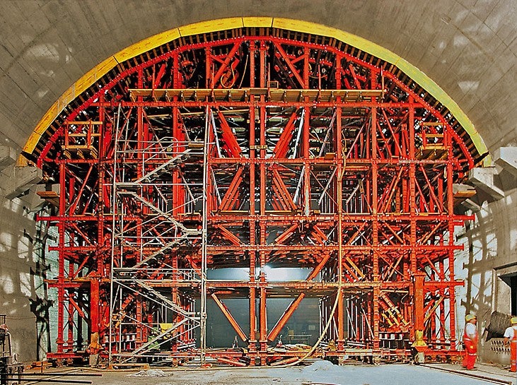 In the second stage, the formwork carriage was supplemented with the arched formwork. The formwork was raised and lowered by means of four hydraulic drive components.