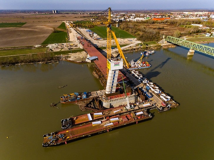 Tento mostný objekt sa nachádza v<br/>nitrianskom kraji medzi mestami<br/>Komárom – Komárno. Celková dĺžka<br/>mosta je 600 m.