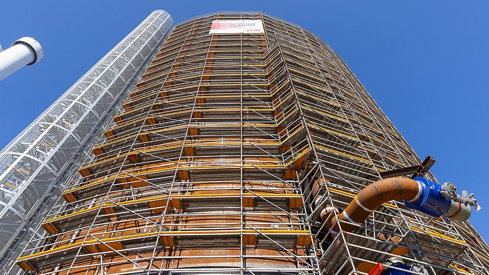 Die PERI UP Einrüstung schuf eine sichere Arbeitsumgebung für die Stahl-, Isolierungs- und Fassadenarbeiten.