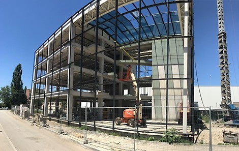 Изграждане на производствена база с представителен магазин MONNI - видим бетон на вертикални елементи