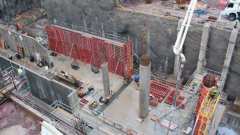 Kuvan oikealla puolella olevat 12 m korkeat pilarit valettiin PERI SRS- ja TRIO-järjestelmien yhdistelmällä. Tämän eritysratkaisun vinotukina toimi RS 1400 ja RSS-3 -tuet.