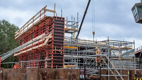 Voor de poeren, landhoofden, pijlers en bascule kelder heeft<br/>PERI 2200 m2 TRIO paneelsysteem ingezet.