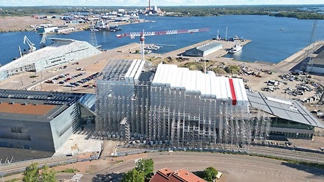 Työmaan vieressä kulkeva junarata oli käytössä projektin ajan, minkä mahdollisti PERI UP -telineiltä tehty radan ylitys, kun telineet samaan aikaan toimivat telinerungon tukitelineinä. 