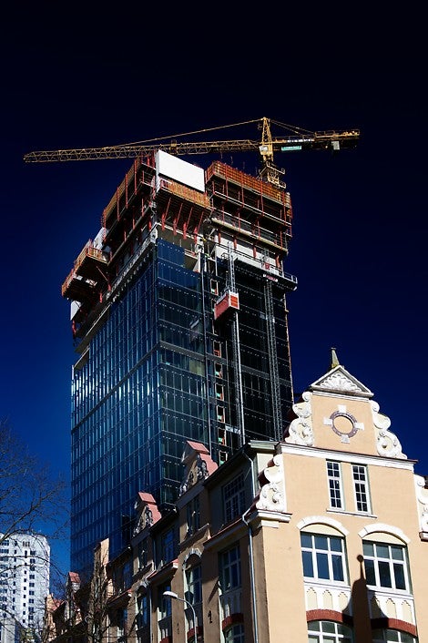 Kerkiv Maakri büroohoone – kümnendi esimene uus üle 100 meetri kõrgune, 30-korruseline hoone Tallinnas. Ehitaja Merko Ehitus Eesti AS. Objektil kasutatavad PERI põhisüsteemid on Maximo ja Skydeck raketis, tuulesein RCS-P ja roniraketis RCS-C, EP 200 piirded. (Foto: Raivo Tiikmaa/ Fotokoda OÜ)