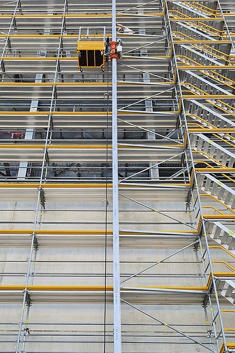 The newly introduced STS 300 Scaffold Transport System with removable and stackable baskets optimises working procedures for scaffolding projects. Visitors to the PERI exhibition hall were able to experience first-hand how the transport system works. 