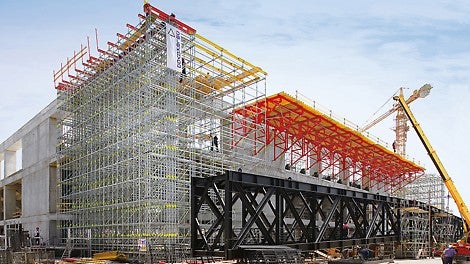 The PERI solution served as both shoring and an assembly platform on which the enormous steel trusses of the roof construction were set down, assembled and moved into position.