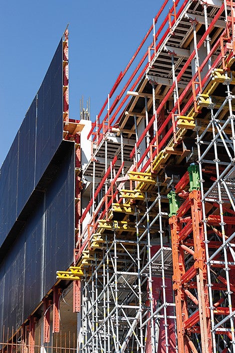 Die Fertigstellung der Hochhausgeschosse fand im Schutz einer Einhausung mit der RCS Kletterschutzwand statt.