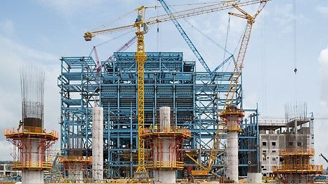 Ukupno 9 prstenastih betonskih stubova prečnika 3,60 m i debljine zidova 40 cm nose čeličnu platformu za kondenzator.