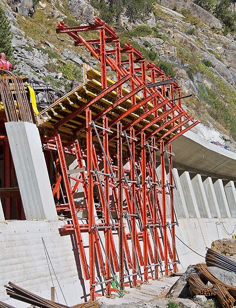 The four formwork units for the valley-side 1.50 m cantilevered tunnel slab were likewise based on VARIOKIT system components and could easily be moved by crane using designated lifting points on the gallows construction.
