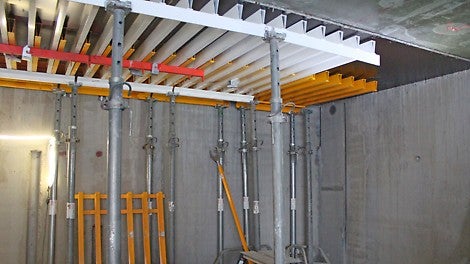 Keltainen elementti toimii pitkittäistäyttönä GRIDFLEX-järjestelmässä. 