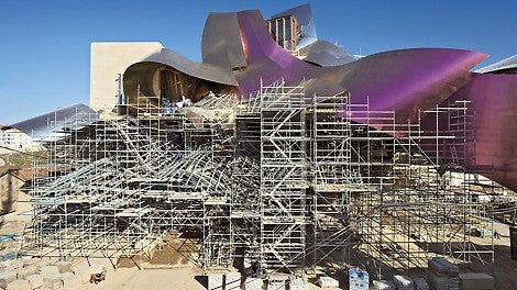 Diseñado por Frank O. Gehry, la complejidad del edificio consiste en numerosos cubículos apoyados entre sí y una cubierta fabricada de titanio que prácticamente flota sobre la estructura.<br/>