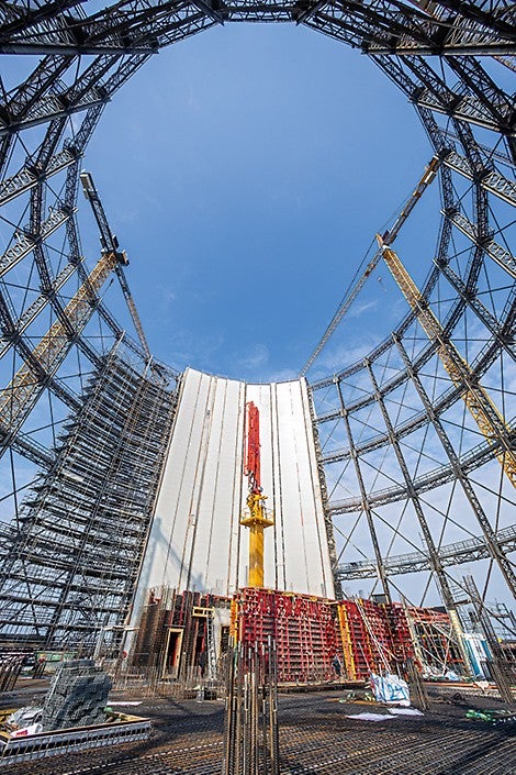 Das 75 m hohe historische Stahlgerüst des Industriedenkmals wurde sandgestrahlt und mit Korrosionsschutz versehen.