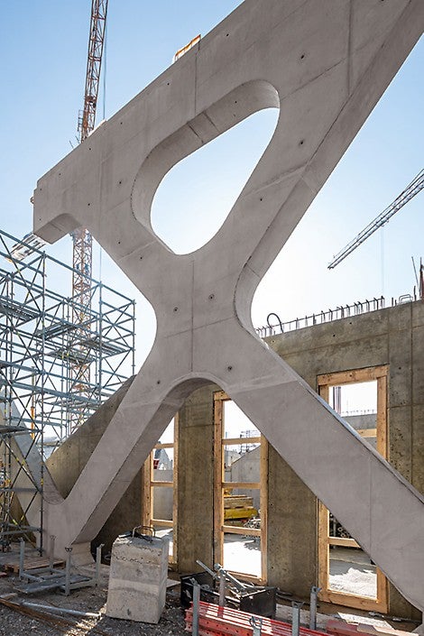 I přes filigránský vzhled vzbuzující dojem otevřeného prostoru podpírá tři horní podlaží 10 m vysoká a 250 m dlouhá vazba příhradových nosníků.