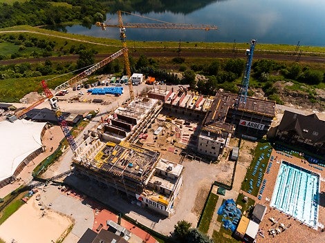 Nosným debniacim systémom pri realizácii jadier, obojstranných stien a stĺpov, bolo veľkoplošné rámové debnenie TRIO 330 a 270.