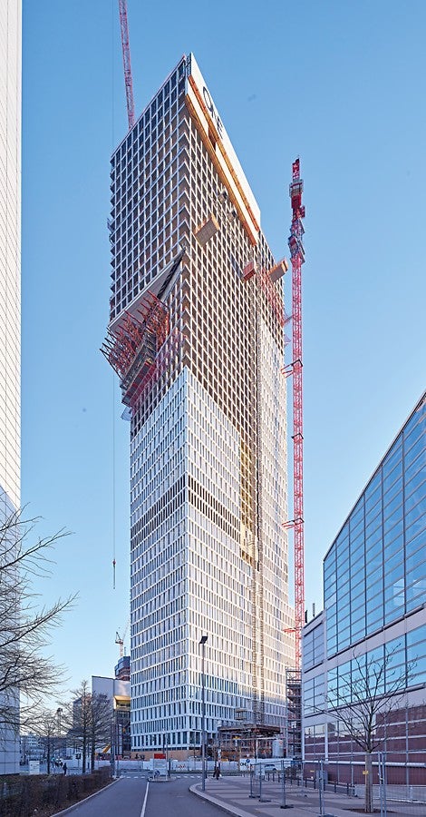 Die Auskragung in 125m Höhe verleiht dem Wolkenkratzer sein markantes Aussehen und lässt ihn an eine &quot;1&quot; erinnern.