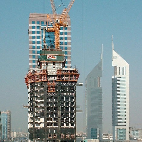 The RCS climbing protection panel complete encloses the upper floors under construction and provides protection against wind and weather - and increases productivity.