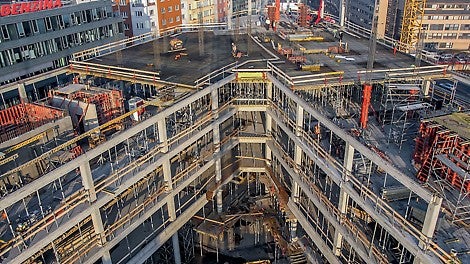 Výrazná stavba se čtyřmi podzemními a třinácti nadzemními podlažími tvořená železobetonovým monolitickým skeletem.