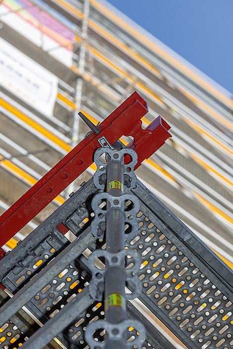 Für die Überbrückungskonstruktion in 6 m Höhe wurden die Baukastensysteme PERI UP und VARIOKIT nahezu übergangslos kombiniert. Beide basieren auf dem metrischen Systemraster.