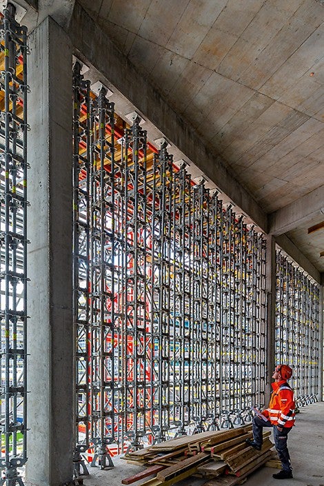 Vielseitiger Baukasten: PERI UP kommt auch als Stützturm und – für hohe, konzentrierte Einzellasten mit bis zu 200 kN – als vierstielige Schwerlaststütze zum Tragen.