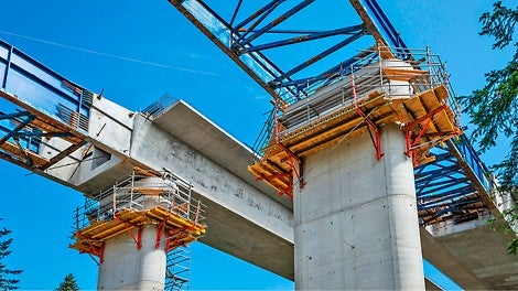 Systemowe pomosty robocze pozwalające na bezpieczną budowę mostu metodą nasuwania podłużnego. Fot. Wojciech Dziedzic