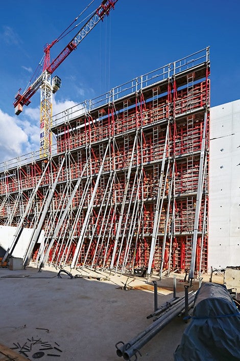 The TRIO panel formwork allows the construction of the 13.50 m high walls with variable inclinations. Up to 14 m long RS push-pull props ensure the correct alignment of the elements.