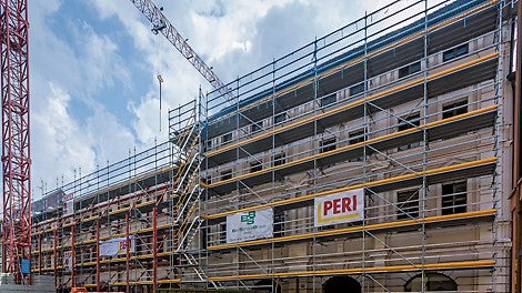 Für die Umwidmung des ehemaligen Amberger Kaufhaus-Geländes in ein modernes Wohn- und Geschäftsviertel werden die historischen Gebäude aufwendig saniert. Bei der anspruchsvollen Aufgabe verlässt sich die Gerüstbaufirma Seitz auf den flexiblen PERI UP Gerüstbaukasten, ergänzt durch VARIOKIT Systembauteile.