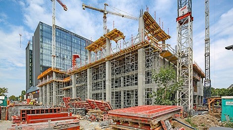 Zastosowanie wież stosu ST-100 wraz z zabezpieczeniem krawędzi w postaci siatek PMB pozwalają na sprawną i bezpieczną pracę na znacznej wysokości.