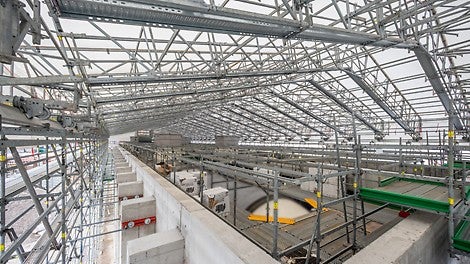 Zwei 60 m lange, isolierte Edelstahltanks lagern in Sarkophagen aus Stahlbeton. Eine PERI UP<br/>Gerüstlösung unterstützte den Herstellungsprozess.