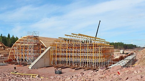 MULTIPROP-tukitornit muodostivat kaarevan kokonaisuuden yhdessä liimapuukaarien kanssa.