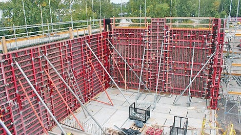 Muuntamon korkeat seinät muotitettiin MAXIMO-järjestelmämuotilla, ja tuettiin RS-vinotuilla.