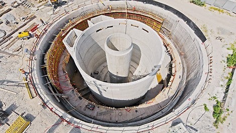 Retenční nádrž tvořená třemi válci s kruhovými stěnami různých poloměrů a výšek.