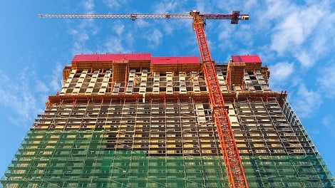 Выносные площадки для материала поднимаются с помощью гидравлики вверх. Площадки габаритами 4 м на 5 м выдерживают вес 2 тонны.