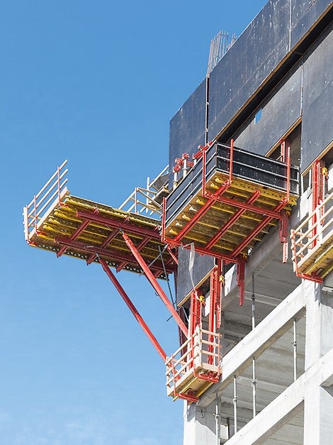 For forming the oblique-angled building corners – due to the facade inclinations – specially designed corner platforms are being used which are based on system equipment.